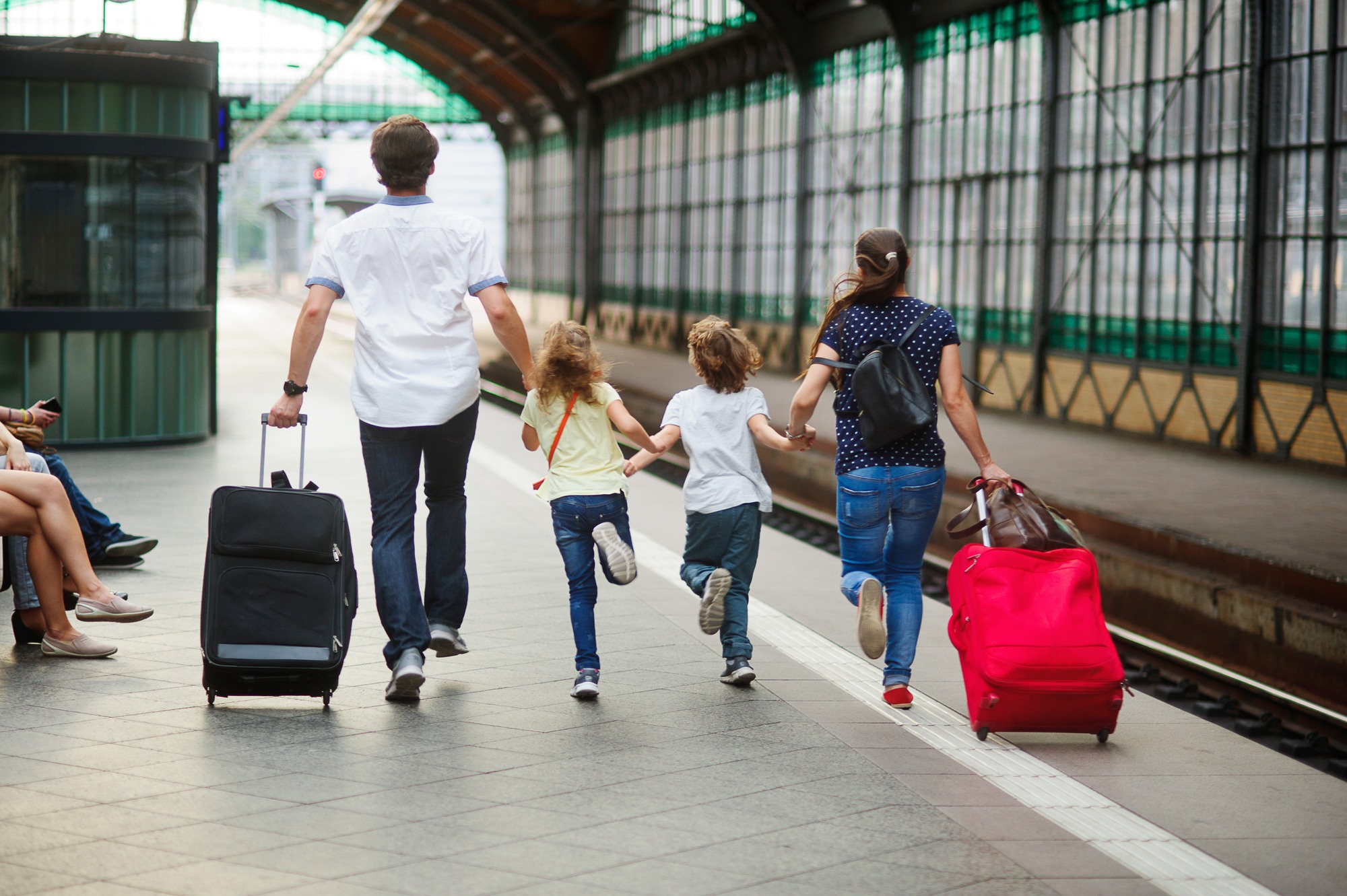 Уехали путешествовать. Человек с чемоданом. Люди с чемоданами на вокзале. Люди на вокзале. Семья с чемоданами.